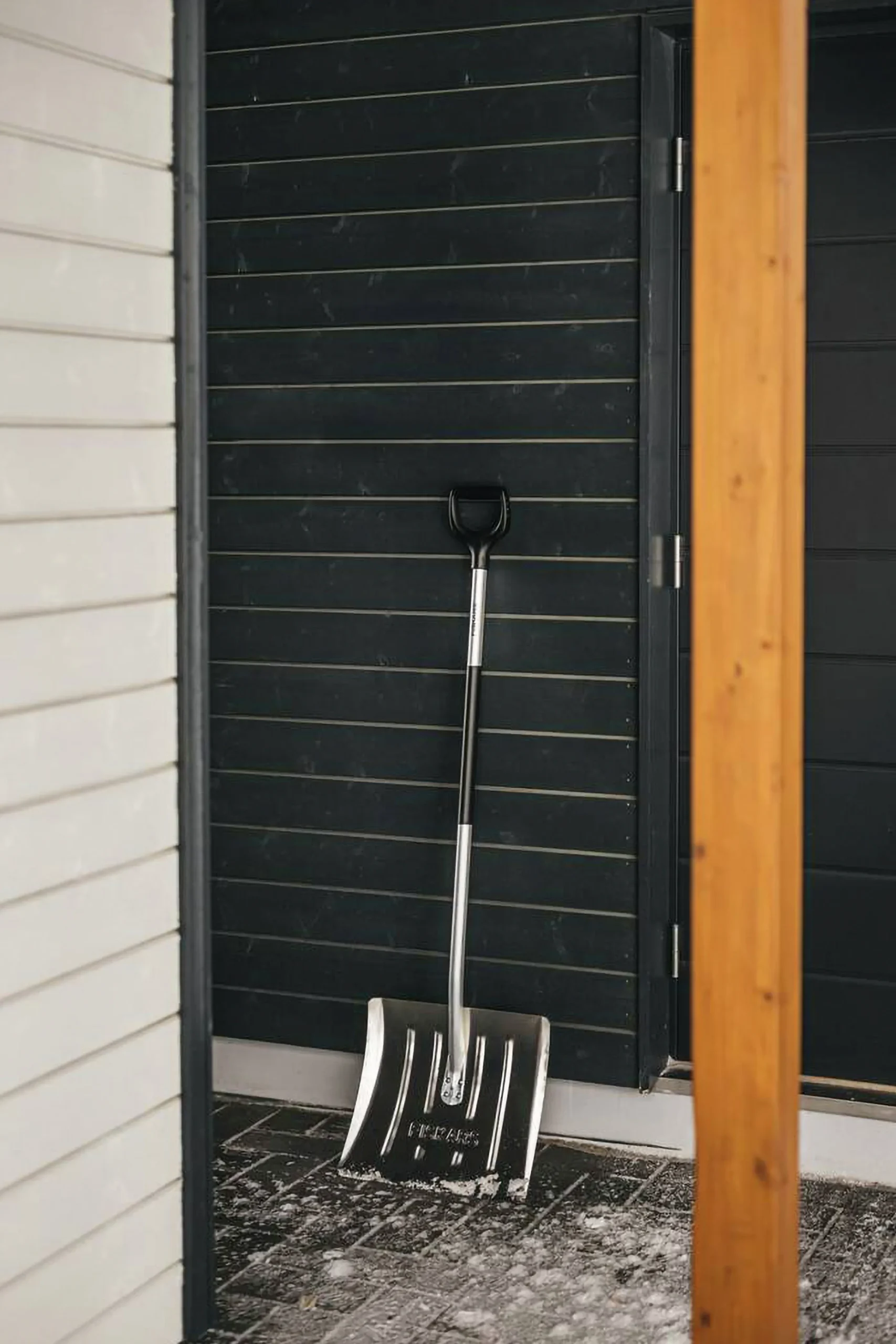 Snöskyffel Fiskars Aluminium Långt skaft