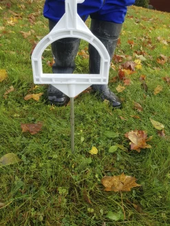 Stängselstolpe DeLaval plast med stigbygel vit