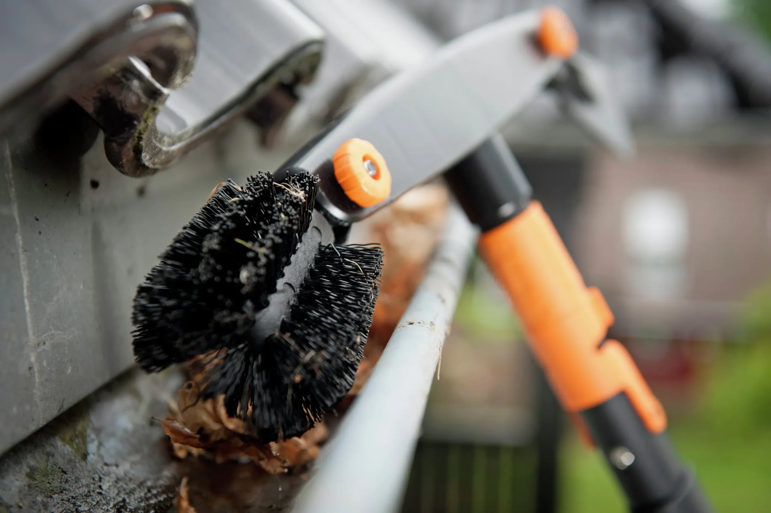 Takrännerensare Fiskars QuikFit med teleskopskaft