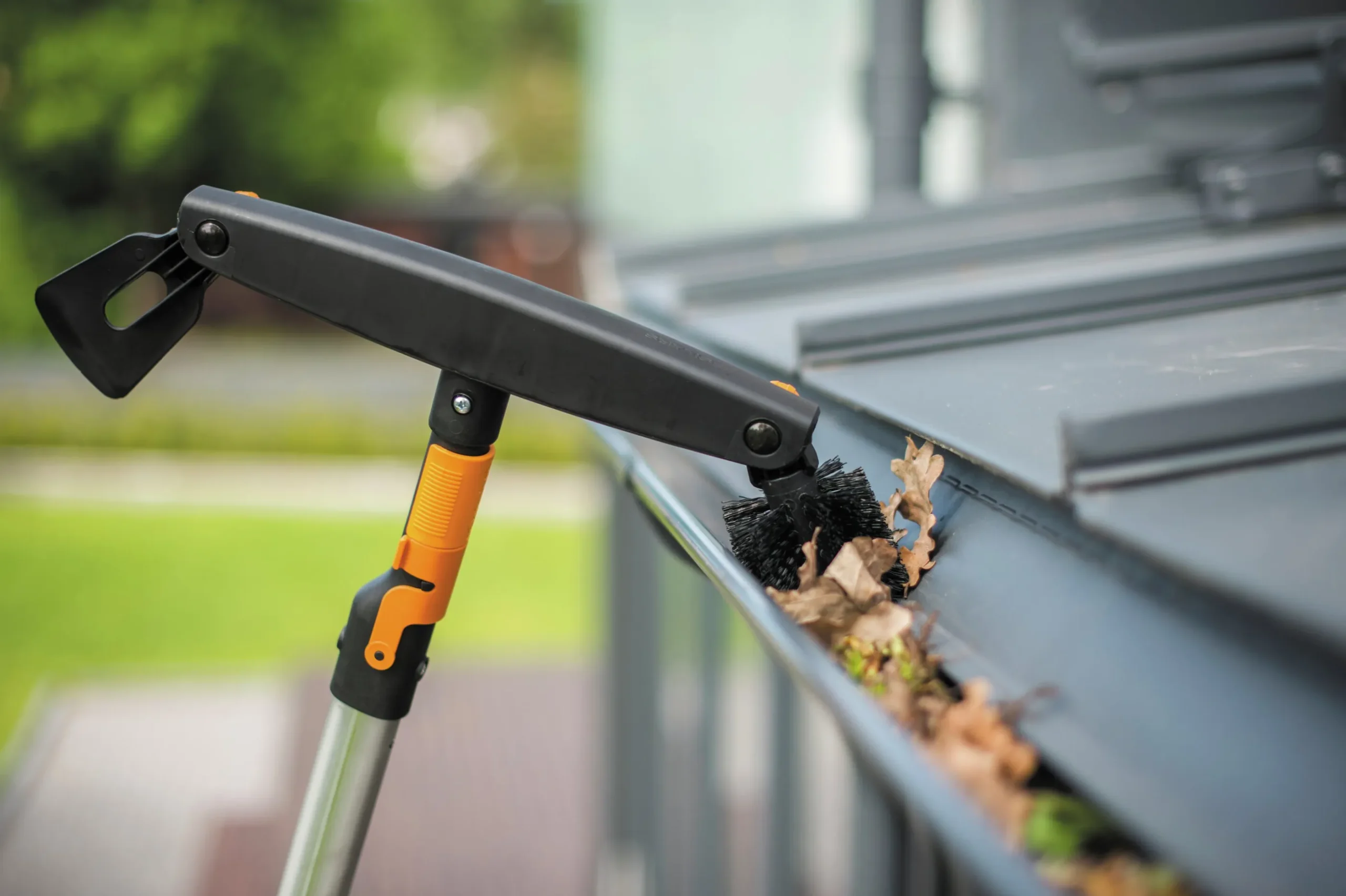 Takrännerensare Fiskars QuikFit med teleskopskaft